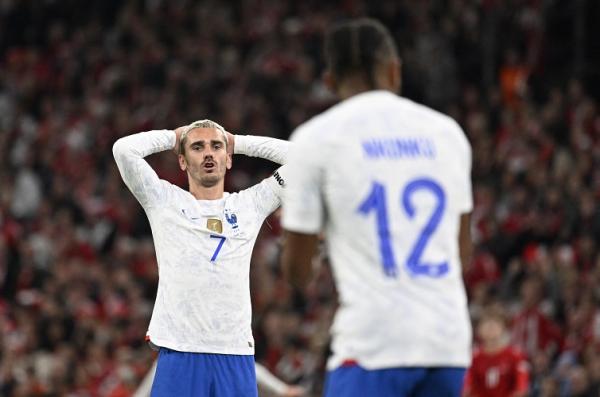 Striker Timnas Prancis, Antoine Griezmann tampak kecewa melewatkan peluang membobol gawang Denmark dalam laga UEFA Nations League di Stadion Parken, Copenhagen, Senin (26/9/2022). (Foto: REUTERS)