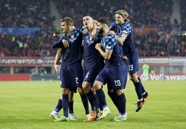 Timnas Kroasia Bek Timnas Kroasia, Dejan Lovren (6) merayakan gol ke gawang Austria bersama rekan setimnya dalam laga UEFA Nations League di Stadion Ernst Happel, Senin (26/9/2022). (Foto: REUTERS)