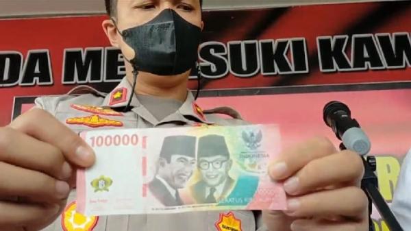 UPAL CIMAHI1 Wakapolres Cimahi Kompol Niko N Adiputra menunjukkan uang palsu yang dibuat dan diedarkan oleh FC dan MR. (FOTO: iNews/YUWONO WAHYU)