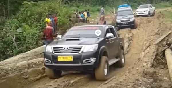 Toyota Hilux (Foto: Tangkapan Layar/Istimewa)