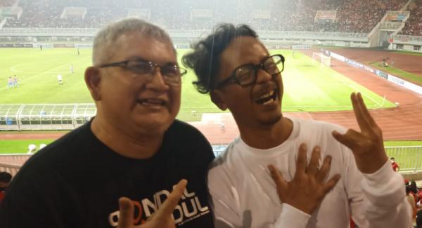 Ferry Indrasjarief dan Heru Joko Tokoh fans Persib Bandung yakni Bobotoh, Heru Joko dan pentolan suporter Persija Jakarta Jakmania, Ferry Indrasjarief duduk berdampingan menyaksikan laga Timnas (Foto: MPI/Ilham Sigit)