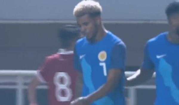 Juninho Bacuna Winger Curacao Juninho Bacuna kena kartu merah usai tekel Marselino Ferdinan. Setelahnya pemain Birmingham City itu tendang bola ke suporter. (Foto: Ist)