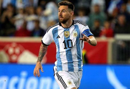Bintang Timnas Argentina, Lionel Messi akan memimpin rekan setimnya di Piala Dunia 2022. Dalam ajang tersebut timnya memiliki potensi menyalip rekor tak terkalahkan Italia. (Foto: Instagram/@afaseleccion)