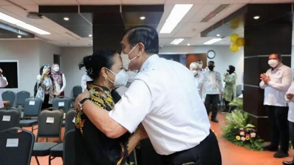 Luhut binsar Menko Marves Luhut Binsar Pandjaitan mengecup istri tercinta saat merayakan HUT ke 74 tahun. (Foto : IG)