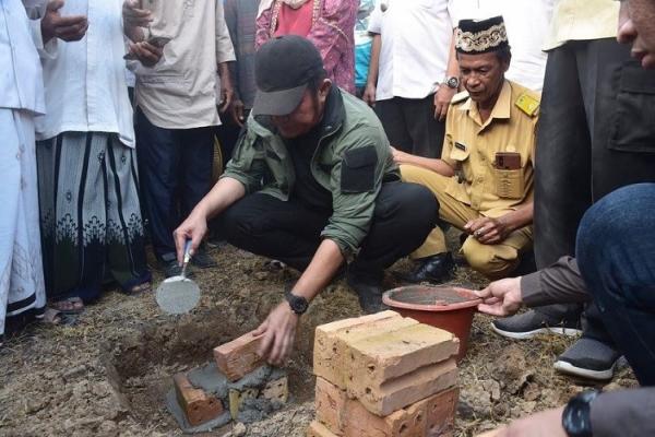 Gubernur Sumsel menanam pepaya california Gubernur Sumsel bersama Bupati OKU Timur, petani dan masyarakat melakukan penanaman pepaya california. (Foto: dok Pemrov Sumsel)