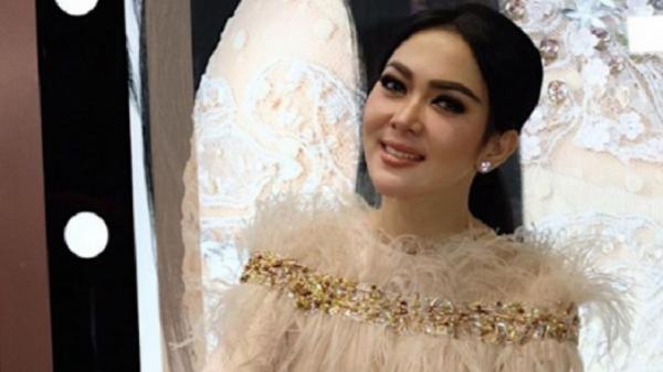 Syahrini Artis cantik keturunan Sunda, salah satunya Syahrani. (Foto: Antara/ Instagram @lakmeindonesia).