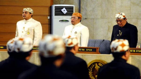 BEDAHAN SUNDA Mantan Gubernur Jabar Ahmad Heryawan dan mantan Wagub Jabar Dede serta pejabat Pemprov Jabar mengenakan pakaian adat bedahan. (FOTO: ISTIMEWA)