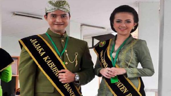 PAKAIAN ADAT Mojang JAJAKA Pakaian adat mojang jajaka. (FOTO: ISTIMEWA)