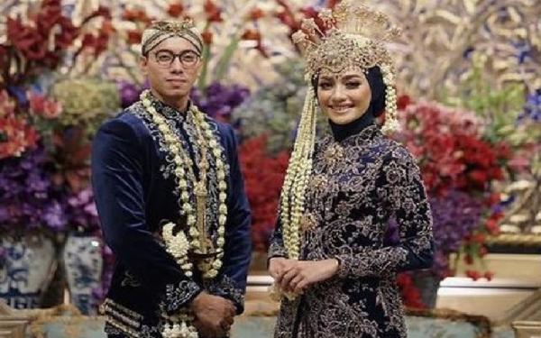 PAKAIAN ADAT PENGANTIN SUNDA Pakaian adat pengantin Sunda. (FOTO: ISTIMEWA)