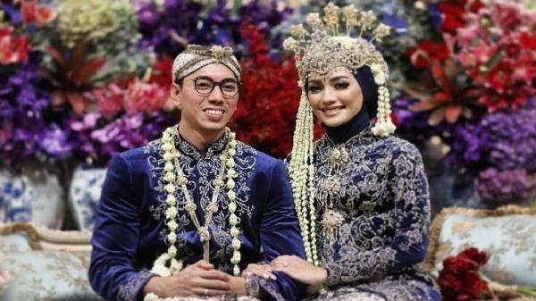 PAKAIAN ADAT PENGANTIN SUNDA1 Pakaian adat pengantin Sunda. (FOTO: ISTIMEWA)
