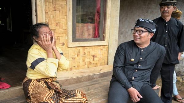 PANGSI SUNDA Gubernur Jawa Barat Ridwan Kamil mengenakan pakaian adat Sunda, pangsi. (FOTO: ISTIMEWA)