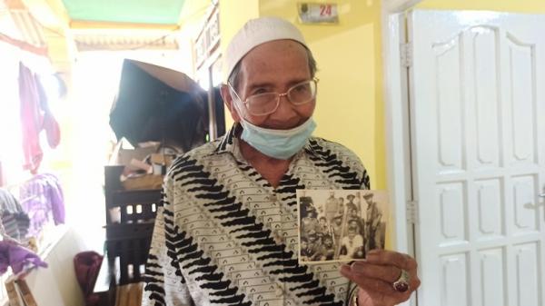 Andi Nurdin menunjukkan foto dirinya dan rekan-rekan prajurit Yonif Raider 310 KK saat bertugas menumpas antek-antek PKI di Kalimantan Barat. (FOTO: DHARMAWAN HADI)