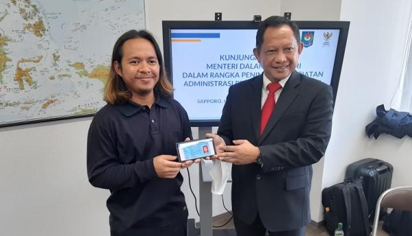 tito karnavian Mendagri Muhammad Tito Karnavian ecara simbolis menyerahkan IKD, Kartu Keluarga dan Akta Kelahiran bagi WNI di Sapporo. (Foto Kemendagri).