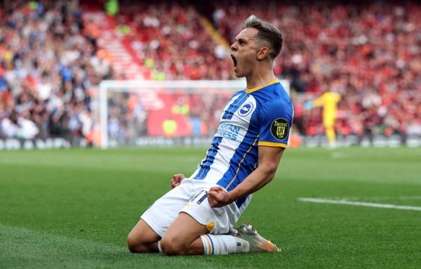 Gelandang Brighton, Leandro Trossard merayakan hattrick ke gawang Liverpool dalam laga Liga Inggris 2022/2023 di Stadion Anfield, Sabtu (1/10/2022). (Foto: REUTERS)
