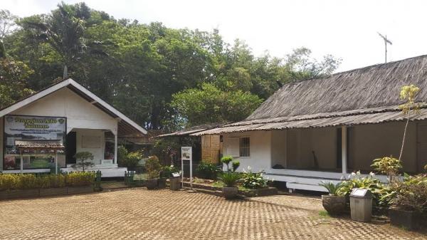 KAMPUNG ADAT PULO Rumah-rumah di Kampung Adat Pulo masih berdiri kokoh dan terawat dengan baik. (FOTO: FANI FERDIANSYAH)