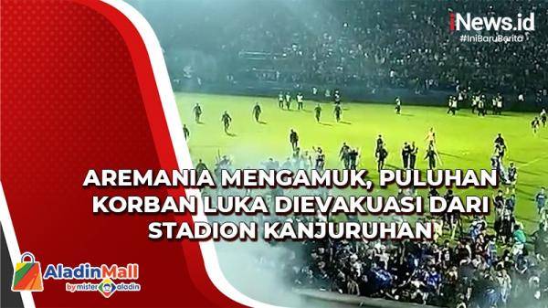 Arema Ngamuk Keluarga mencari anaknya menunggu di kamar jenazah RS Saiful Anwar Malang. (Foto: Sindonews/Aan Haryono).