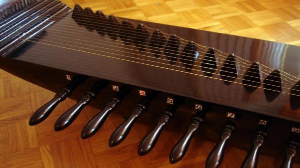 Kacapi menjadi alat musik tadisional di Jawa Barat yang erat kaitannya dengan seni klasik Tatar Sunda. (Foto: id.wikipedia.org)