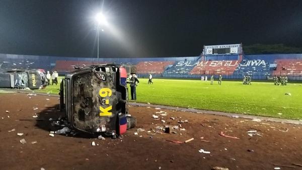 Ricuh Stadion Kanjuruhan Laga Derby Jawa Timur yang dimenangkan Persebaya Surabaya dengan skor 3-2 atas Arema FC berakhir ricuh di Stadion Kanjuruhan, Malang, Sabtu (1/10/2022). (Foto: Avirista).