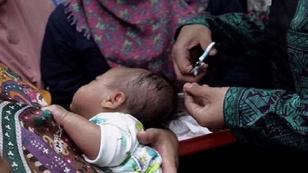Tradisi Maulid Nabi di NTB, Tradisi Ngurisan (cukur rambut bayi) (Foto: Dok Disbudpar NTB)