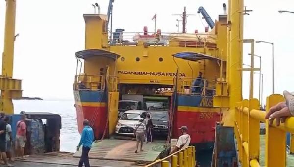 Kapal penyeberangan dari Pelabuhan Padangbai ke Nusa Penida. (Foto: Yunda Ariesta)