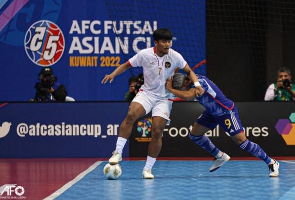 Syauqi Saud Pemain Timnas Futsal Indonesia, Syauqi Saud beraksi saat melawan Jepang di perempat final Piala Asia Futsal 2022, Selasa (4/10). Dalam laga ini dia tampil sportif terhadap pemain lawan. (Foto: AFC)