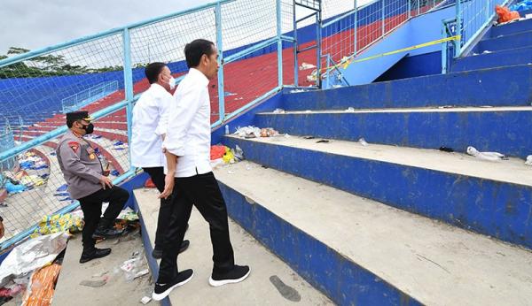 Jokowi Korban Kanjuruhan 1 Ketum PSSI Mochamad Iriawan saat mendampingi Presiden Jokowi meninjau Stadion Kanjuruhan, Kepanjen, Malang, Jawa Timur, Rabu (5/10/2022). (FOTO: ISTIMEWA)
