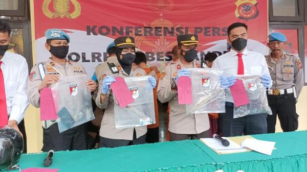 Kapolsek Bojongloa Kaler Kompol Aam H (tengah) menunjukkan barang bukti golok yang digunakan tersangka DJ dan ER, residivis begal. (FOTO: AGUS WARSUDI)