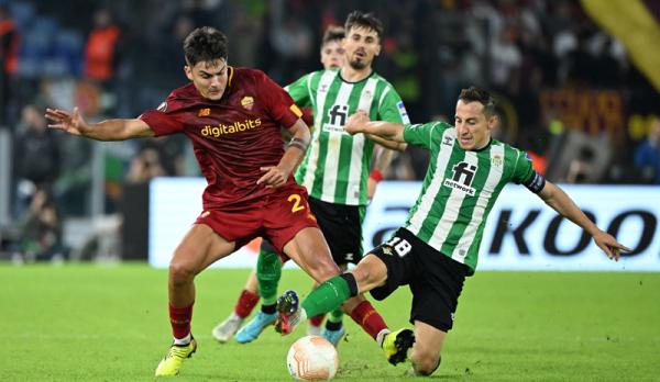 AS Roma tumbang 1-2 dari Real Betis pada&nbsp;pertandingan ketiga Grup C Liga Europa 2022/2023 di Olimpico, Jumat (7/10/2022) dini hari WIB. (Foto: REUTERS/Alberto Lingria)