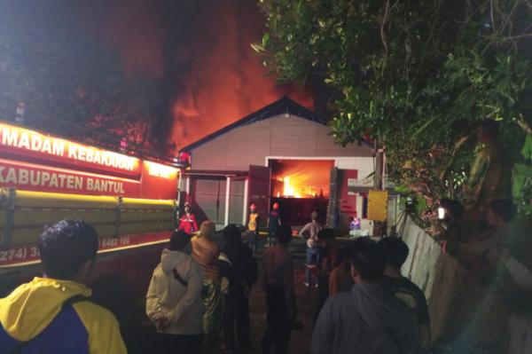 kebakaran di bantul Kebakaran di gudang cat yang berada di Kasihan, Bantul. (Foto : MPI/Yohanes Demo)