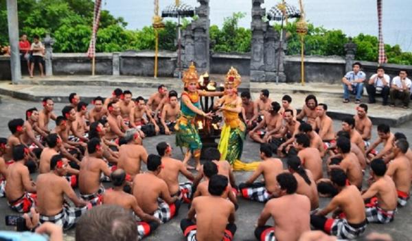 Tari Kecak Tari Kecak, salah satu tari Bali yang populer. (Foto: Instagram @tarikecak)