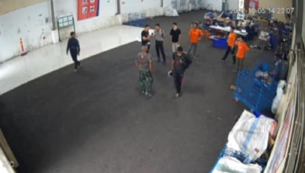 Tangkapan layar anggota TNI memukul satpam gudang salah satu marketplace di Gianyar, Bali.