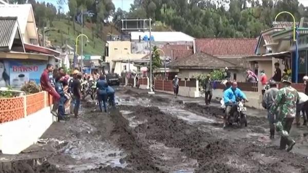 banjir bandang lumajang1 Tumpukan lumpur sisa banjir bandang menutup akses jalan desa dan permukiman. (Foto: iNews.id/Yayan Nugroho).
