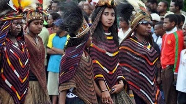 Pakaian adat Papua Barat Pakaian Adat Yokal dari Papua Barat. (Foto : Ist)
