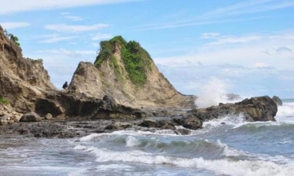 Pantai Karang Nini Pangandaran. (FOTO: ISTIMEWA)