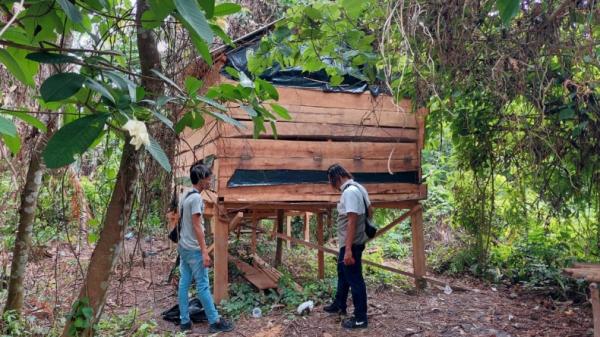 Polisi menggerebek pondok-1 Polisi menggerebek pondok yang dijadikan tempat memakai narkoba di Muratara, Sumsel. Saat digerebek, para pemadat kabur dan meninggalkan sabu serta bong (Era Neizma/MNC Portal)
