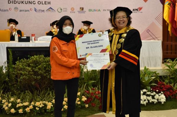 Usia Ketiga PEP Bandung Luluskan SDM PEP Bandung sukses meluluskan angkatan pertama. (Foto: dok. PEP Bandung)