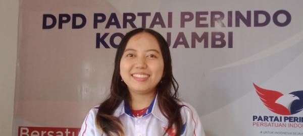Kader perindo Tiur Maydesi, salah satu kader Partai Perindo Kota Jambi yang mendapat hadiah dari Sekjen Ahmad Rofiq usai menyanyikan Mars Perindo. (Foto: Azhari Sultan/MPI)