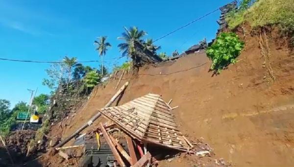 Pura Longsor Material pura yang longsor berserakan di pinggir jalan. (Foto: iNews/Yunda Ariesta)
