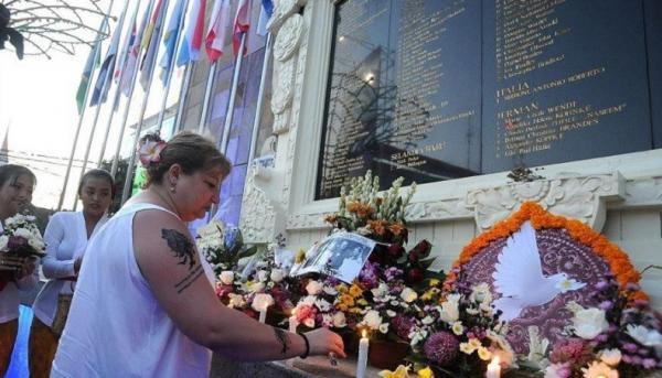 Tragedi Bom Bali 1 Warga asing berdoa untuk korban tewas Bom Bali di Monumen Ground Zero. (Foto: ANTARA)