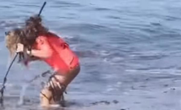 Bule Viral Sampah 1 Seorang bule perempuan dihantam ombak penuh sampah saat berselancar (surfing).