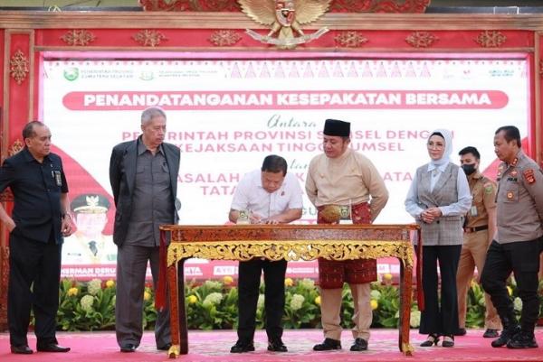 Penandatanganan Pemprov MoU Kajati Sumsel Penandatanganan Kesepakatan Bersama antara Pemprov Sumsel dengan Kejaksaan Tinggi Sumsel. (Foto: dok Pemprov Sumsel)