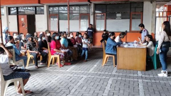 Pelaksanaan pembayaran BLT BBM di Kantor Pos Manado. (Foto: Antara)