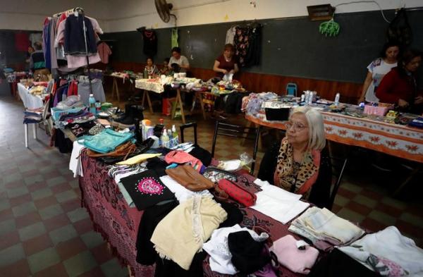 Inflasi Argentina 2 Penjual menunggu pelanggan di klub barter saat Argentina menghadapi salah satu inflasi tertinggi di dunia. (Foto: Reuters)