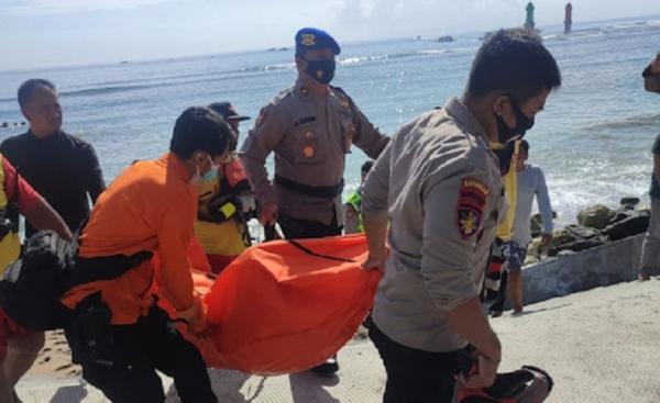 Mayat perempuan ditemukan mengambang di Pantai Sanur, Jumat (14/10/2022) siang. (Foto: Chusna Mohammad)