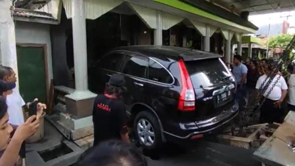 Mobil Tabrak Mushola Mobil Honda CRV menghantam mushola di Gang III Kauman, Lamongan, Jawa Timur, Jumat (14/10/2022). (Foto: Abdul Wakhid).