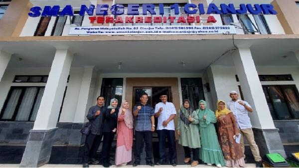 PANGHID 62 CIANJUR1 Kepala SMAN 1 Cianjur Agam Supriyatna dan guru serta panitia penyelenggara Dies Natalis 63 SMAN 1 Cianjur. (FOTO: ISTIMEWA)
