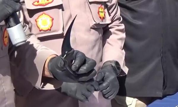 Pisau Sopir Ambulans Pisau yang digunakan pelaku menusuk bahu kanan korban. (Foto: iNewsTV/Indira Arri)