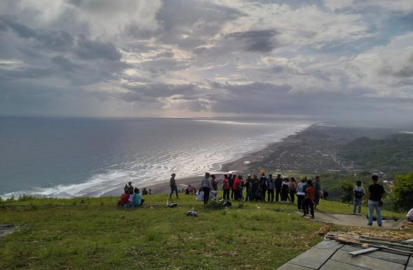 watugupit Bukit Paralayang atau Bukit Watugupit menjadi salah satu lokasi wisatawan menikmati matahari terbenan. (Foto: MPI/erfan erlin)