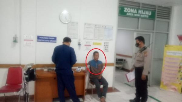 KEBAKARAN LEMBURSITU SUKABUMI1 AR (lingkaran merah), pelaku pembakaran rumah diperiksa kejiwaannya di RSUD R Syamsudin SH. (FOTO: DHARMAWAN HADI)