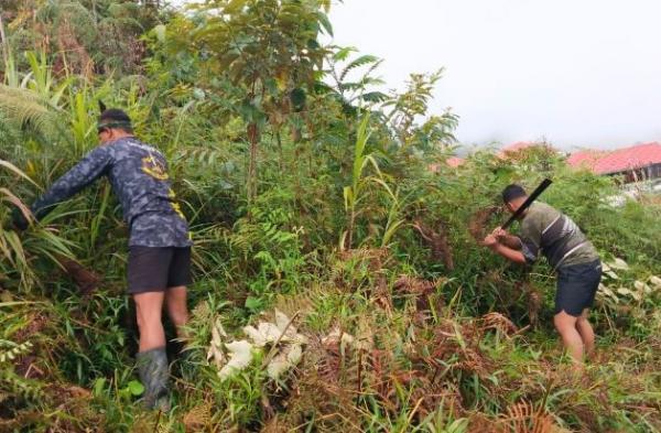 Prajurit TNI dari Ksatria Tengkorak bekerja bakti membersihkan lahan tidur. (Foto: Puspenad)